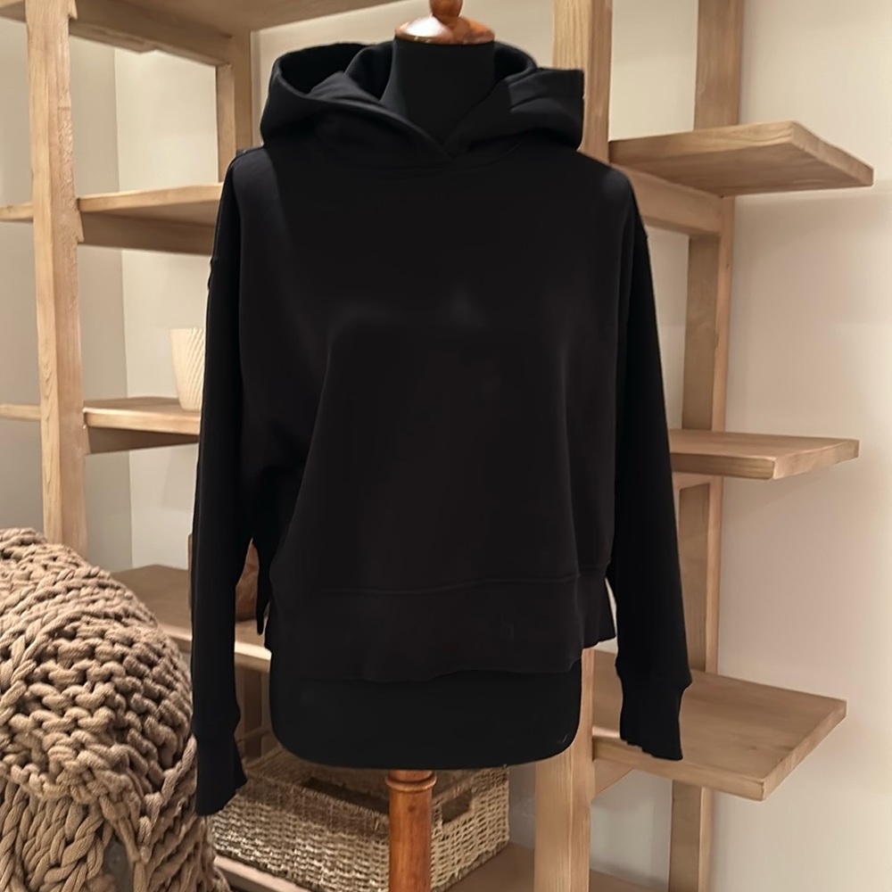 Zara hoodie. Super cute! Slightly cropped. Excellent condition.